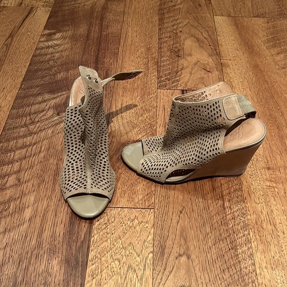 Joie Woman’s Taupe Wedge Heels Size 37.5 - Picture 1 of 6